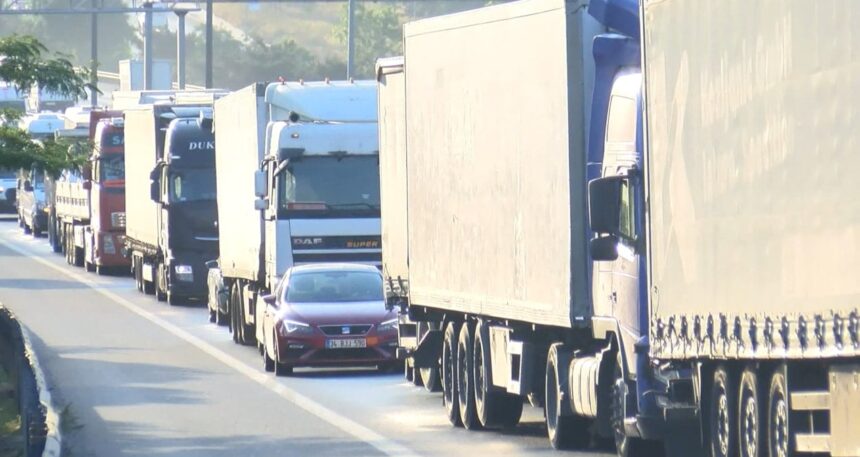 TEM’de kamyonet devrildi; trafik kilitlendi!