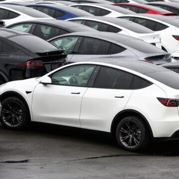 Tesla satış yapamayınca fiyatları yarıya indirdi