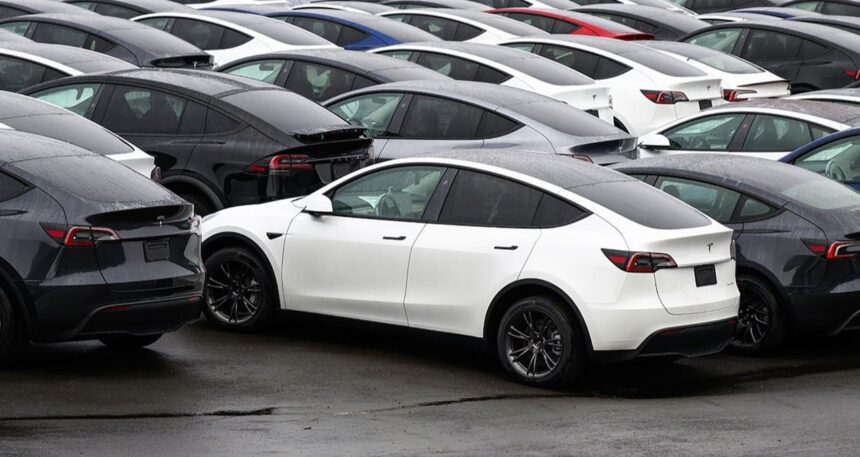 Tesla satış yapamayınca fiyatları yarıya indirdi