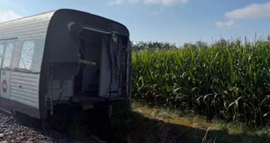 Tren raylardan çıktı! Çok sayıda ölü ve yaralı var