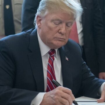 Trump, Çin’e yönelik yüksek tarifeleri 90 gün daha askıya aldı