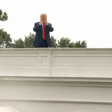 Trump garipliklere doymuyor: Soruları çatıdan yanıtladı