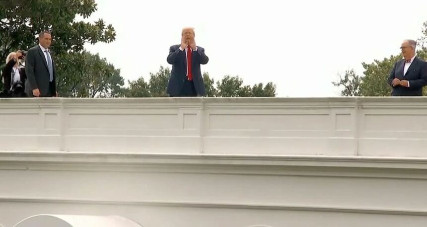 Trump garipliklere doymuyor: Soruları çatıdan yanıtladı