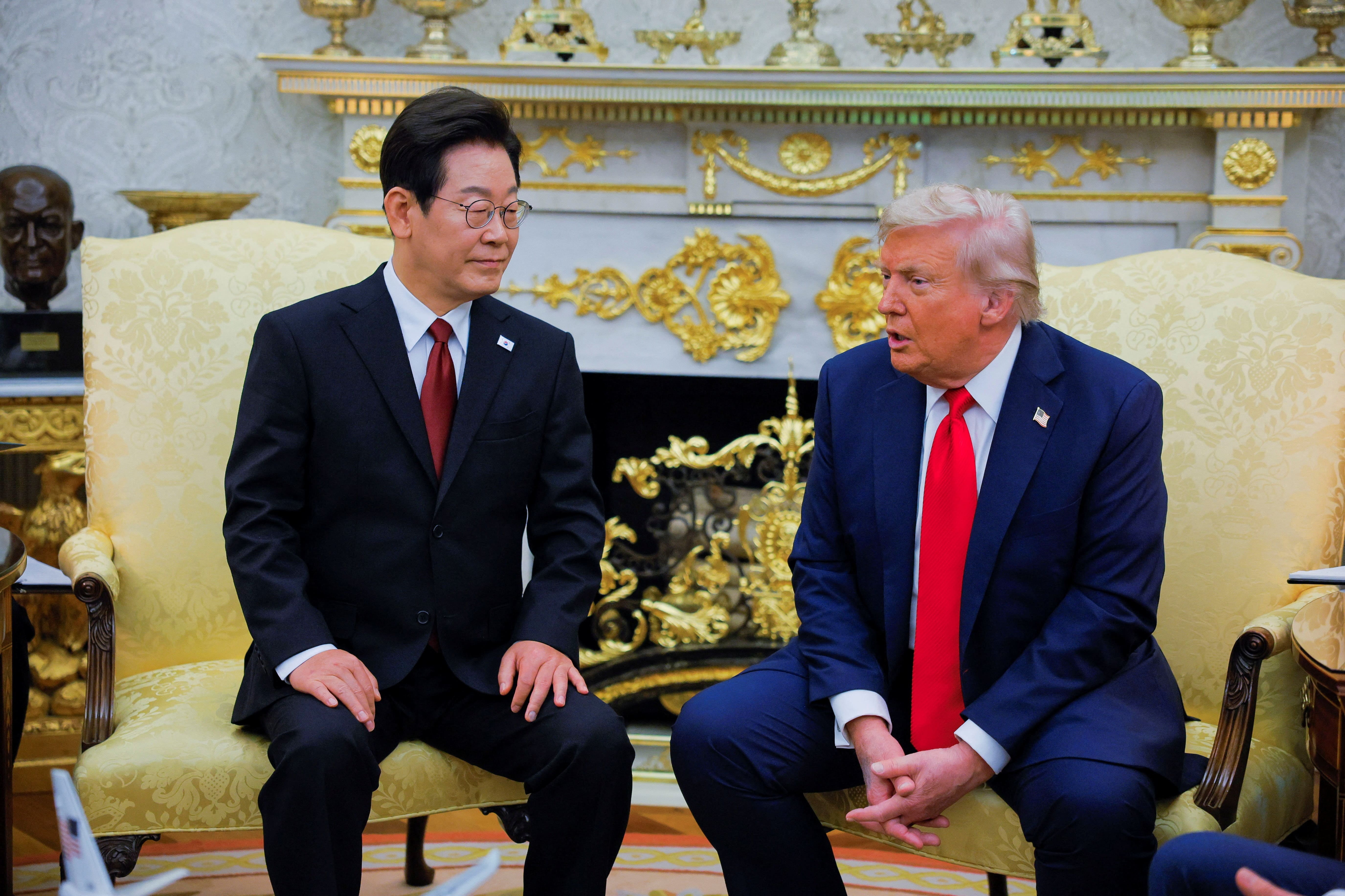 Trump'ın elindeki 'koyu leke' dikkat çekti!