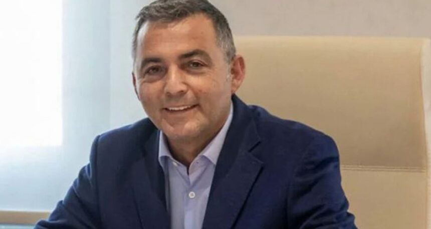 Tutuklu başkanın maaşını kestiler