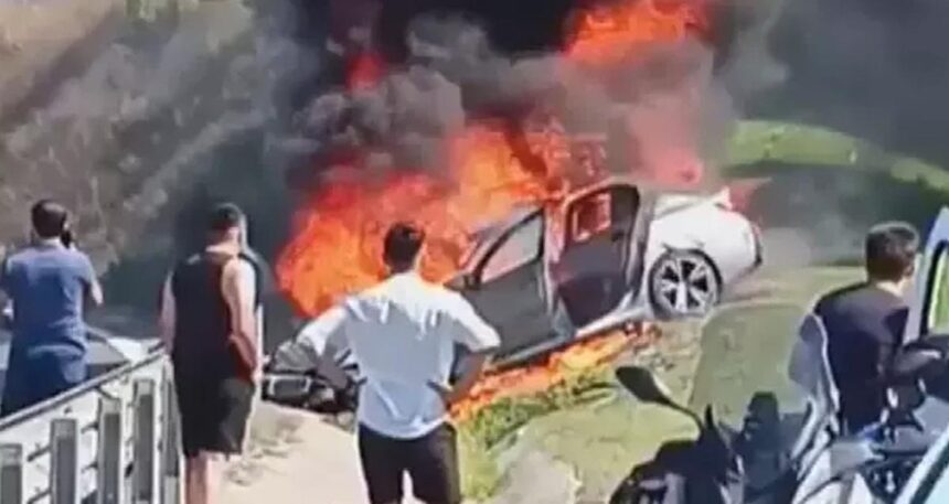 Ümraniye’de kaza yapan otomobil alev aldı