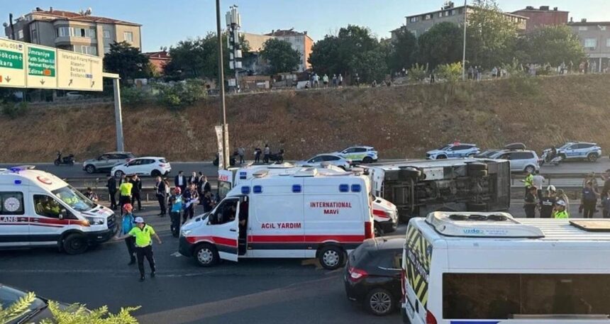 Ümraniye’de servis midibüsü devrildi: Yaralılar var