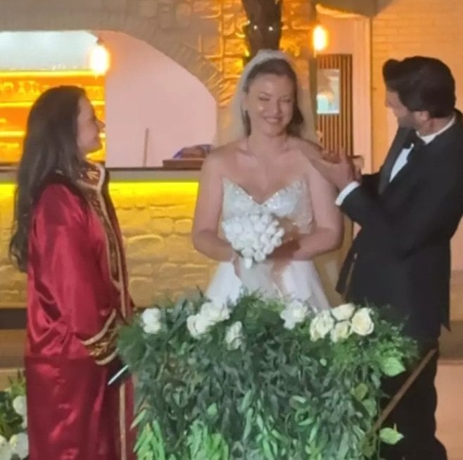 Ünlü oyuncu 14 yıllık sevgilisiyle sonunda evlendi, arkadaşları havuza attı