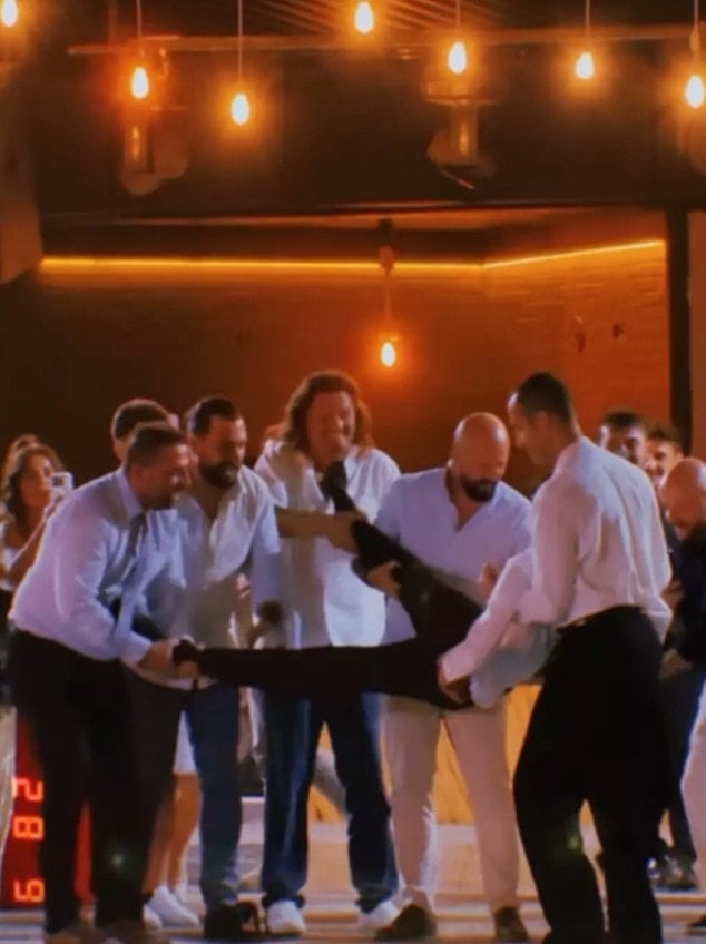 Ünlü oyuncu 14 yıllık sevgilisiyle sonunda evlendi, arkadaşları havuza attı