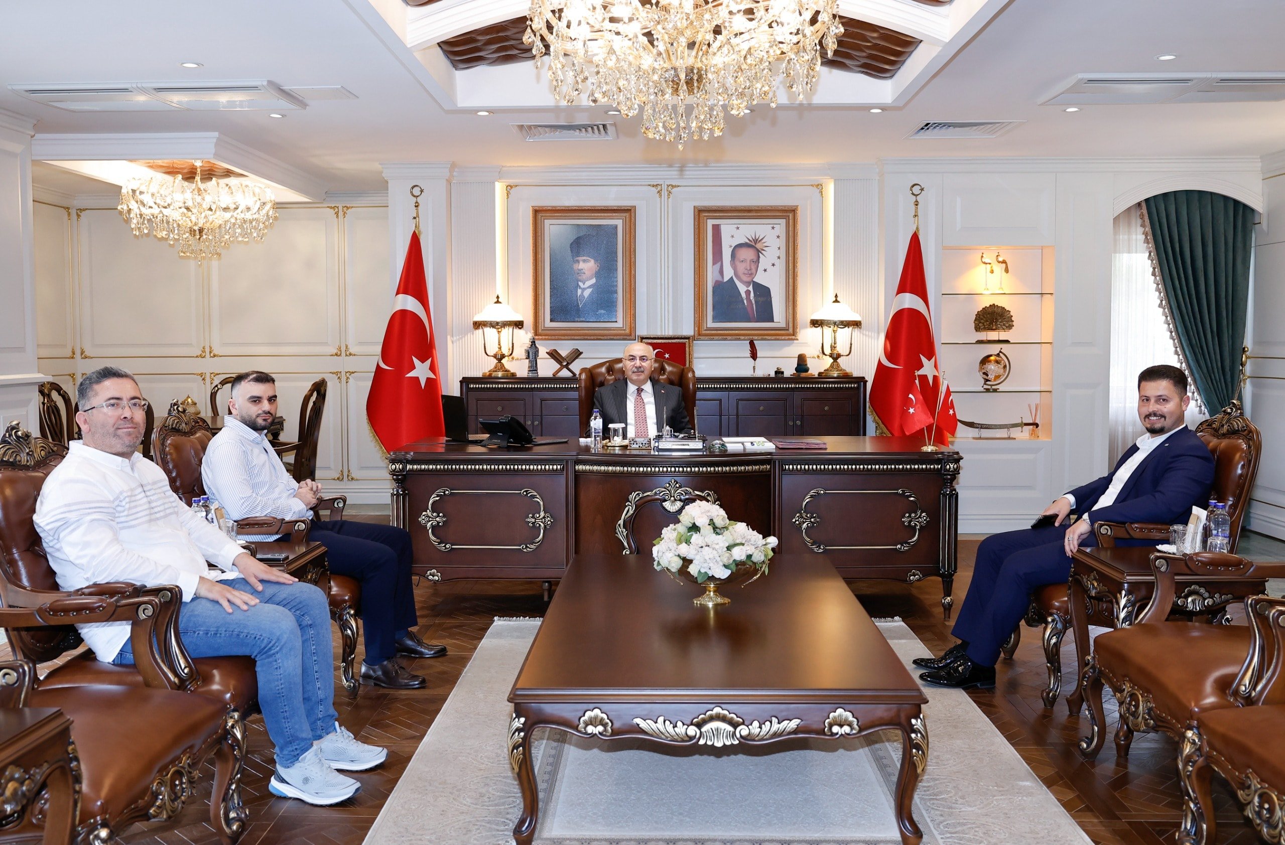 Vatandaşa böceklenmiş çerez satan kuruyemişçi Vali makamında poz verdi