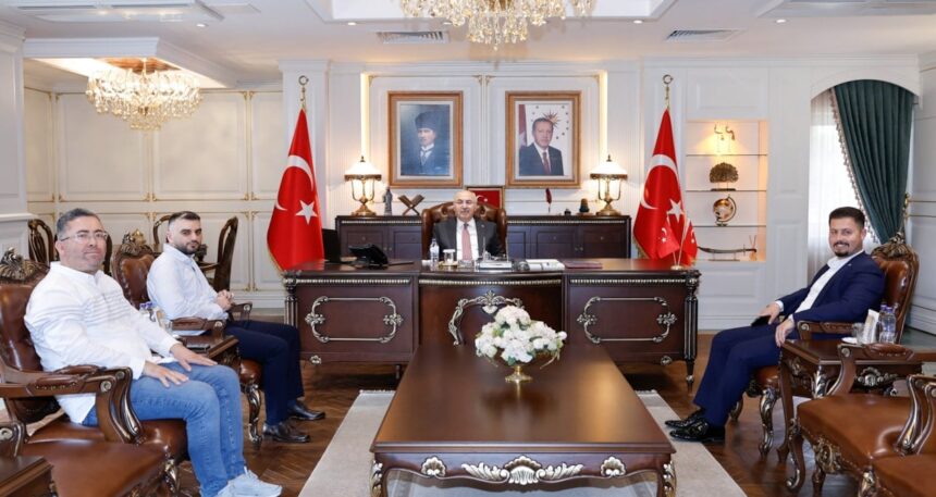 Vatandaşa böceklenmiş çerez satan kuruyemişçi Vali makamında poz verdi