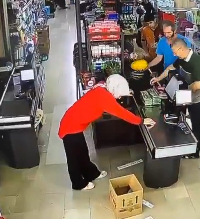 Zincir market kasasında yürek sızlatan anlar