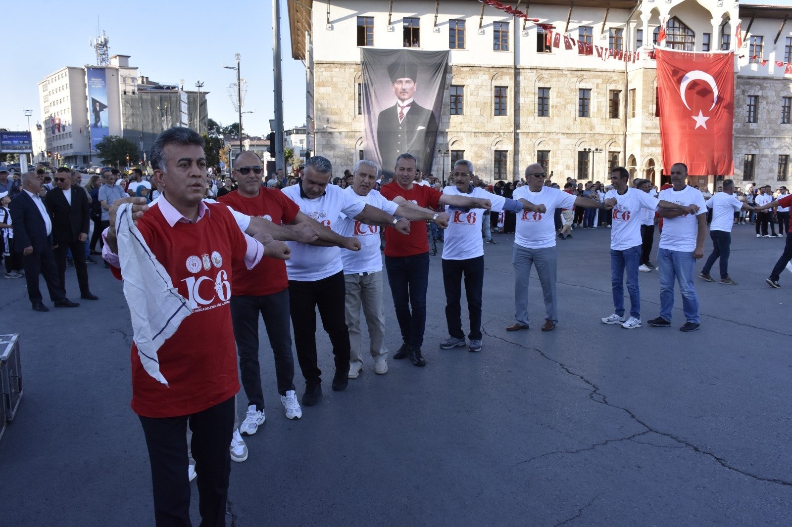1058 kişiyle halaya durdular
