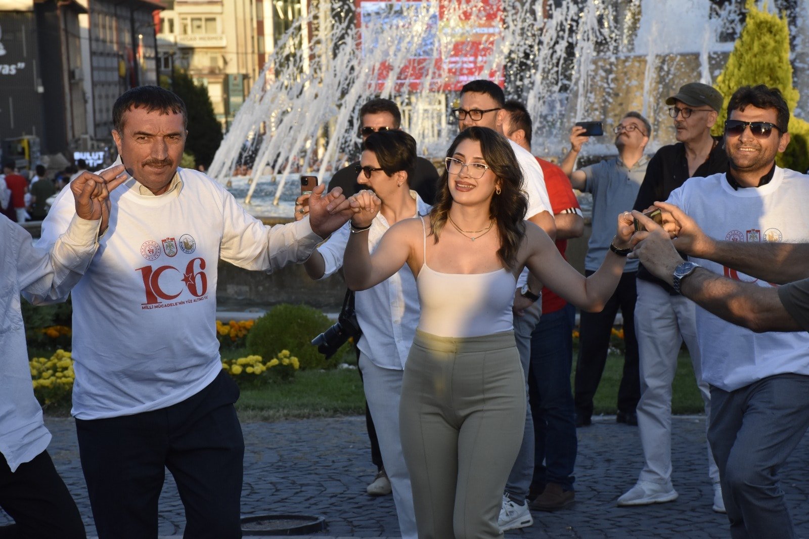 1058 kişiyle halaya durdular