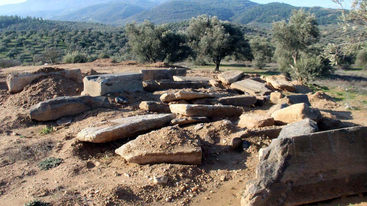 3 bin yıllık tümülüs mezarları definecilerin kurbanı oldu