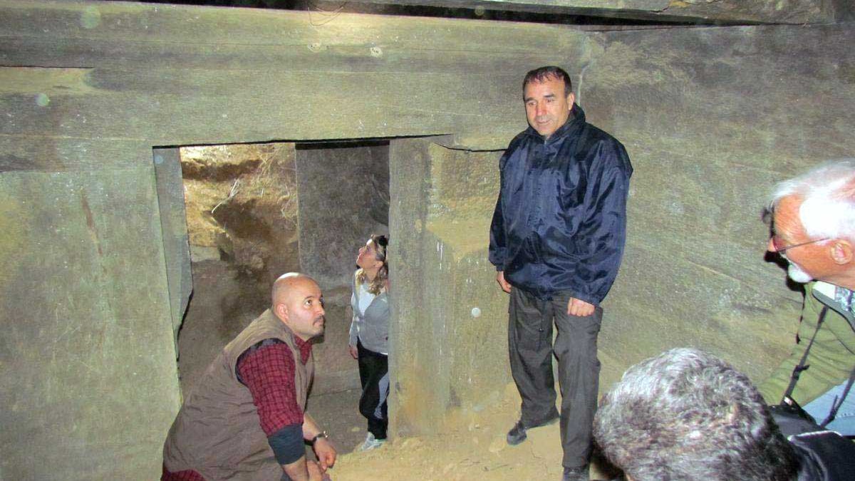 3 bin yıllık tümülüs mezarları definecilerin kurbanı oldu