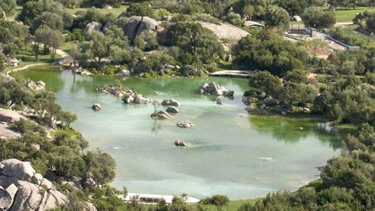 7 yüzme havuzu, 126 odası var! Ünlü villa dudak uçuklatan rakamla satışa çıktı