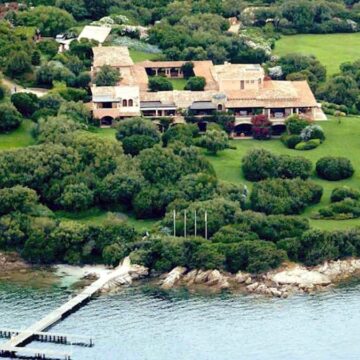 7 yüzme havuzu, 126 odası var! Ünlü villa dudak uçuklatan rakamla satışa çıktı