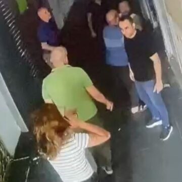 Adana’da korkunç görüntü: Bir kadın, iki erkek tarafından feci şekilde darbedildi