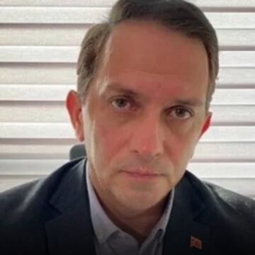 AKP kovmadan istifa etti, hemen muhalefete başladı