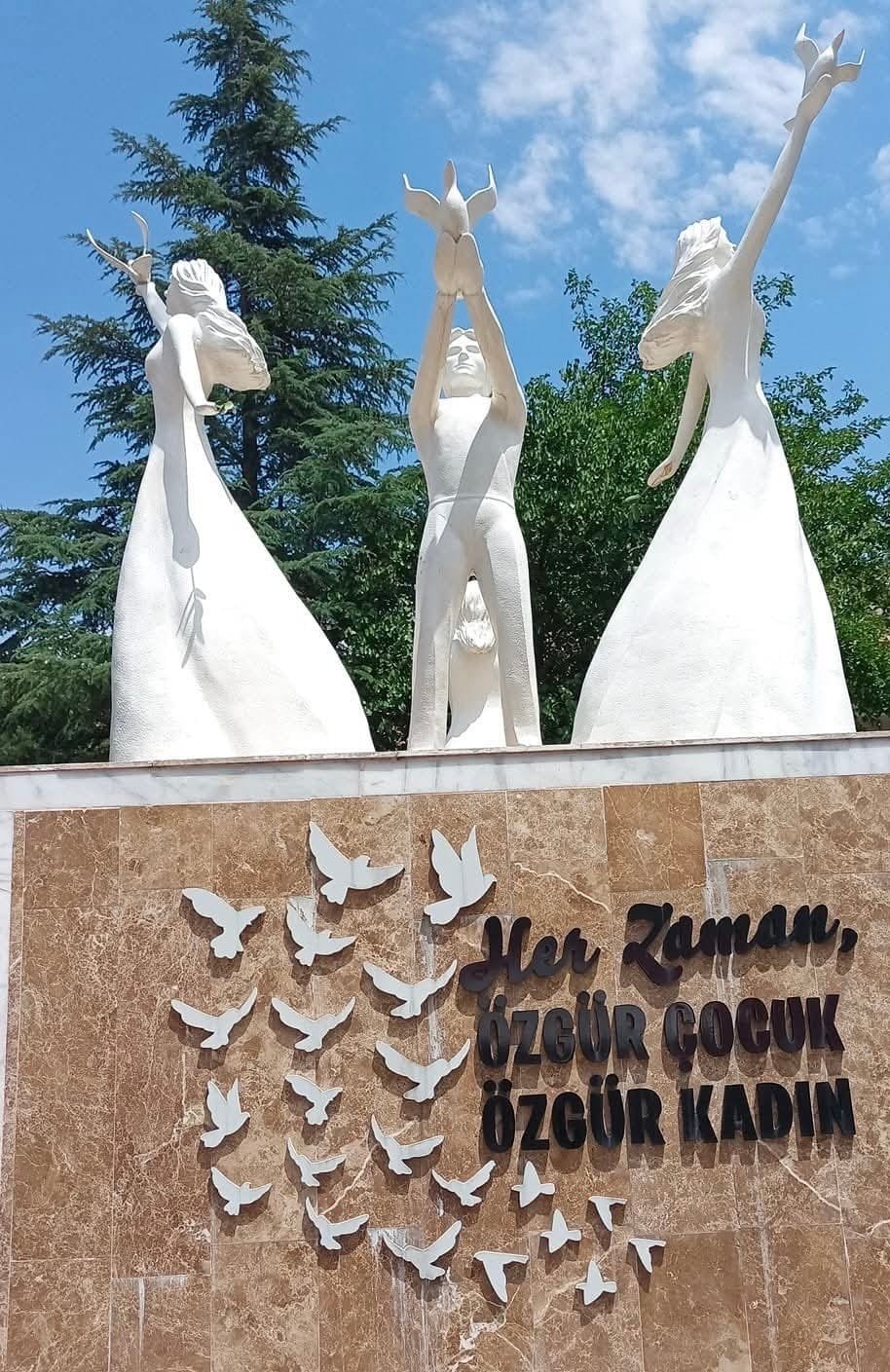 AKP’li başkan barıştan rahatsız oldu: Barış anıtını kaldırıyor