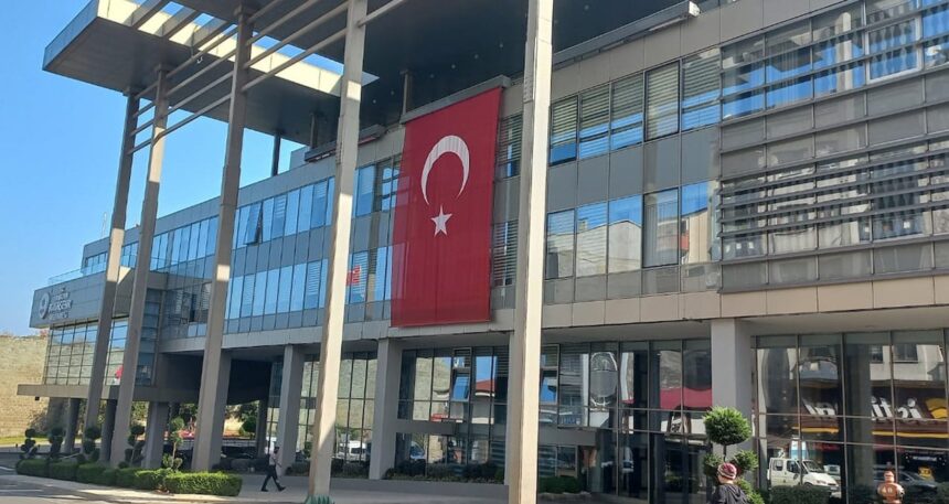 AKP’li belediye Ata’nın posterini asmadı