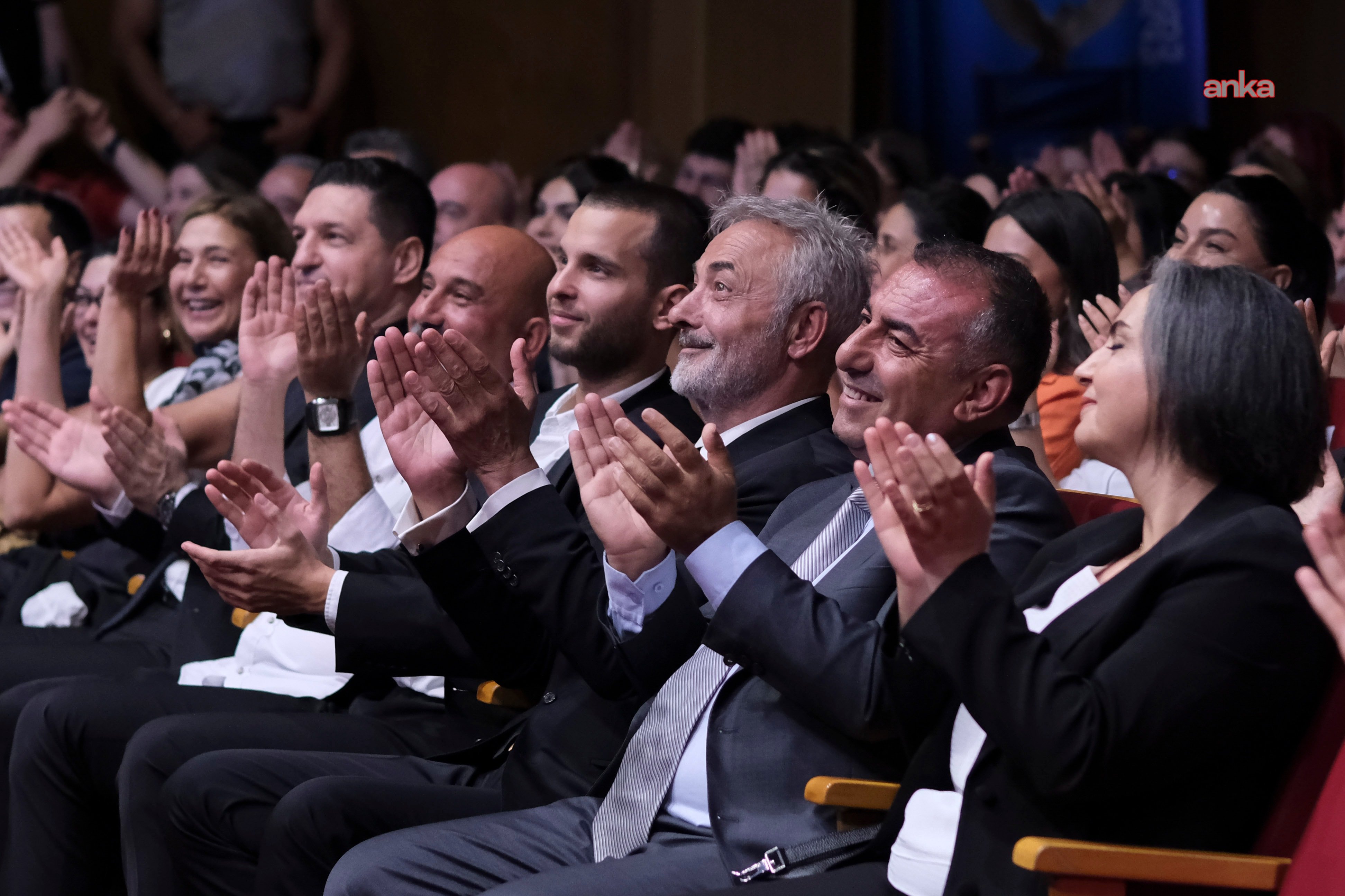 Altın Koza ödülü alan Mehmet Aslantuğ ödülünü Zeydan Karalar'a adadı 1 Altın Koza ödülü alan Mehmet Aslantuğ ödülünü Zeydan Karalar'a adadı