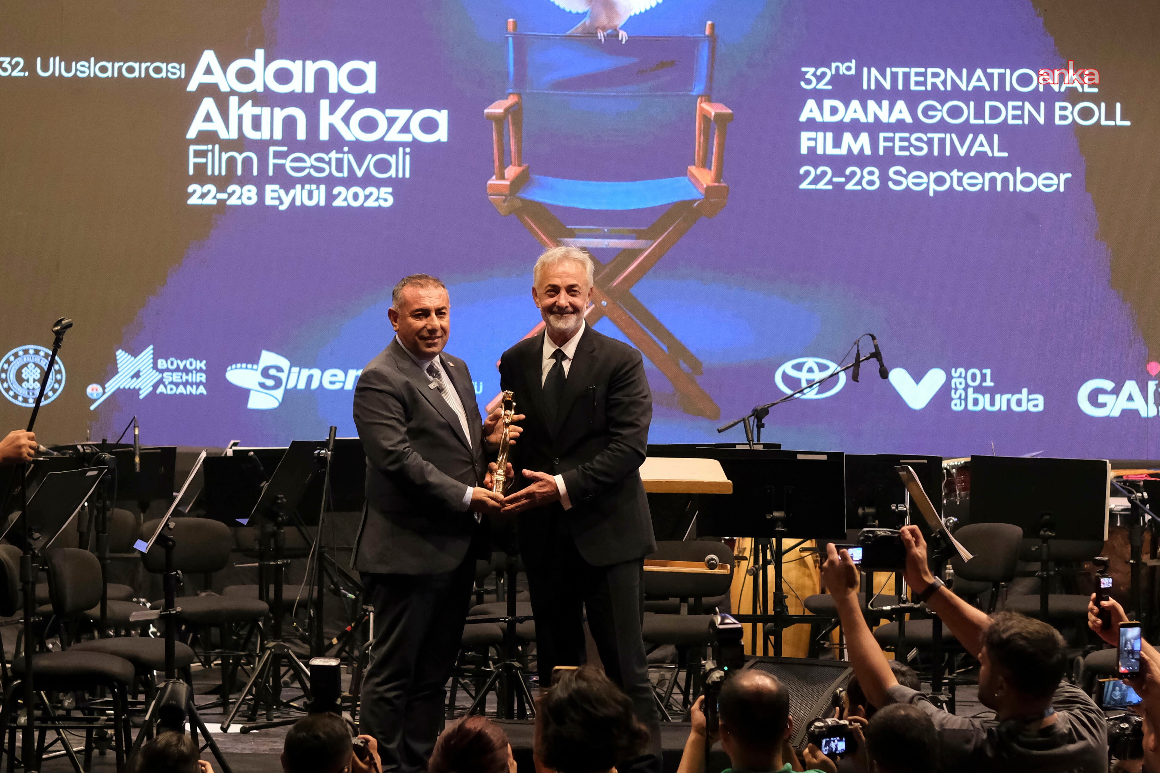 Altın Koza ödülü alan Mehmet Aslantuğ ödülünü Zeydan Karalar'a adadı 2 Altın Koza ödülü alan Mehmet Aslantuğ ödülünü Zeydan Karalar'a adadı