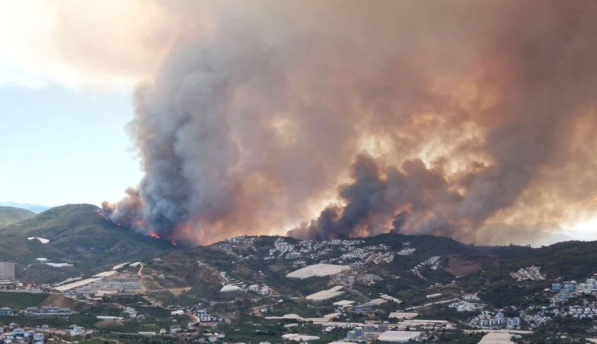 Antalya ve Muğla'daki yangın evlere yaklaştı: Lüks otel boşaltıldı 2 Antalya ve Muğla'daki yangın evlere yaklaştı: Lüks otel boşaltıldı