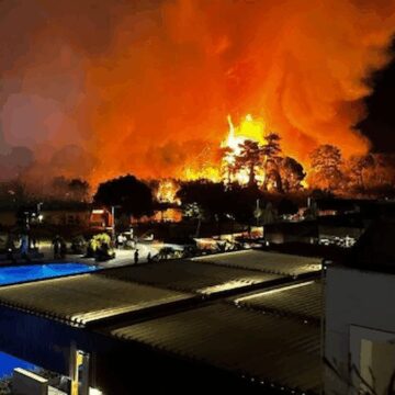 antalya-ve-mugladaki-yangin-evlere-yaklasti-luks-otel-bosaltildi-BgZOTDgD.jpg Antalya ve Muğla’daki yangın evlere yaklaştı: Lüks otel boşaltıldı