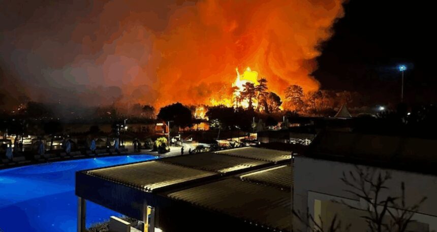 antalya-ve-mugladaki-yangin-evlere-yaklasti-luks-otel-bosaltildi-BgZOTDgD.jpg Antalya ve Muğla’daki yangın evlere yaklaştı: Lüks otel boşaltıldı