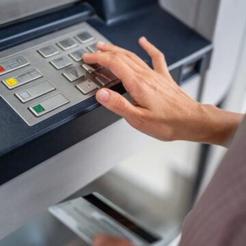 atmde-basmayi-unuttugu-tus-yuzunden-bir-tomar-parasi-gitti-gX8es25t.jpg ATM’de basmayı unuttuğu tuş yüzünden bir tomar parası gitti!