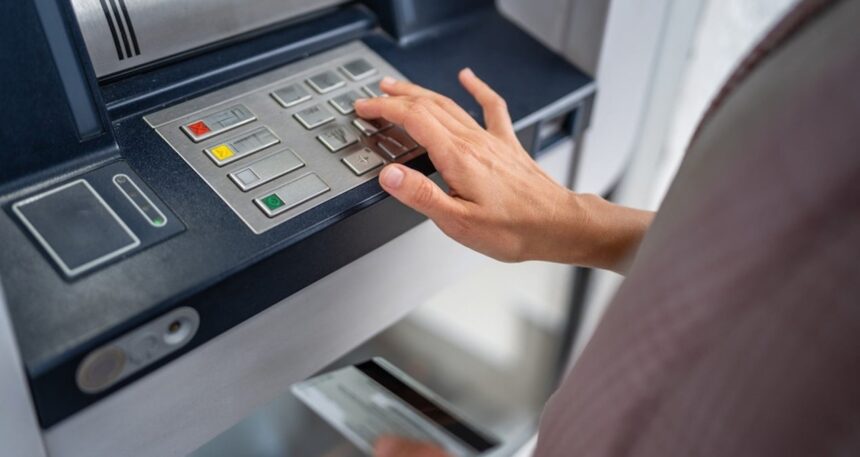 atmde-basmayi-unuttugu-tus-yuzunden-bir-tomar-parasi-gitti-gX8es25t.jpg ATM’de basmayı unuttuğu tuş yüzünden bir tomar parası gitti!