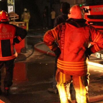 avcilarda-bir-evin-catisinda-baslayip-3-binaya-sicrayan-yangin-sonduruldu-q3pREklu.jpg Avcılar’da bir evin çatısında başlayıp 3 binaya sıçrayan yangın söndürüldü