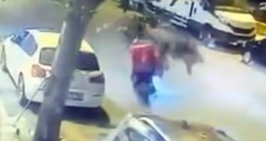Avcılar’da iki motosiklet kafa kafaya çarpıştı: 1 yaralı