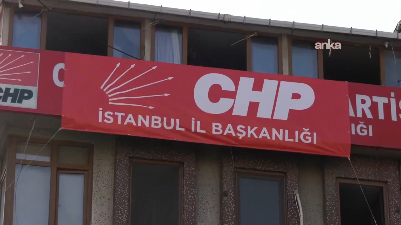 Bahçelievler'deki binaya CHP İstanbul İl Başkanlığı yazısı asıldı