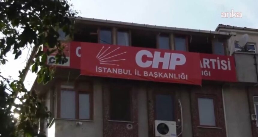 Bahçelievler’deki binaya CHP İstanbul İl Başkanlığı yazısı asıldı