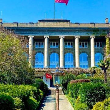 Beyaz yakalı özel okuldan koptu