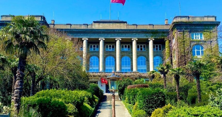 beyaz-yakali-ozel-okuldan-koptu-nP32jkbU.jpg Beyaz yakalı özel okuldan koptu