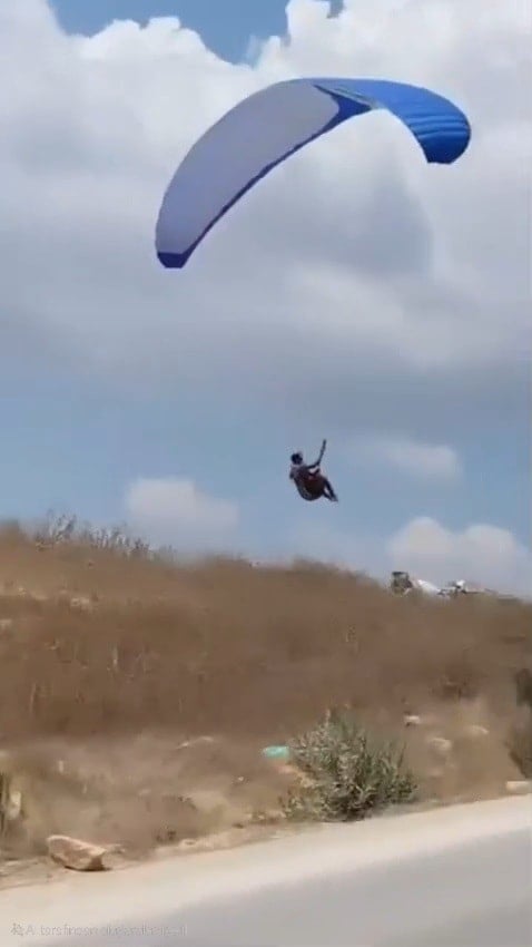 Biri tabelaya takıldı diğeri denize düştü! Paraşütçüler ölümle dans etti