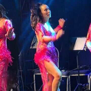 bosanir-bosanmaz-sahneye-oryantal-kiyafetiyle-cikti-OyClKiae.jpg Boşanır boşanmaz sahneye oryantal kıyafetiyle çıktı