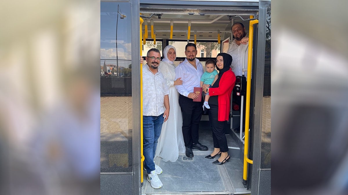 Bursa'da gülümseten olay: Kendilerini nikaha yetiştiren halk otobüsü şoförünü şahit yaptılar