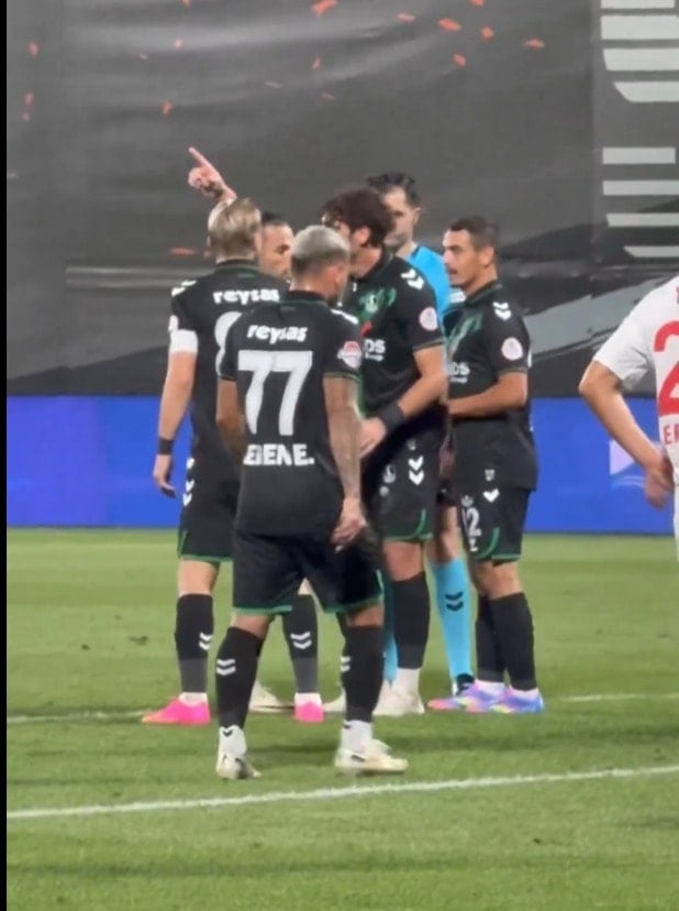 Caner Erkin yine rahat durmadı: Takım arkadaşını tokatladı, kırmızı kartla atıldı