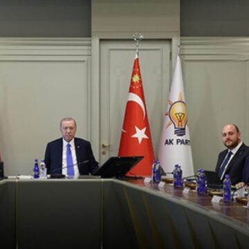 Çerçioğlu Erdoğan’la aynı kareye girmek için ön sandalyeyi kaptı