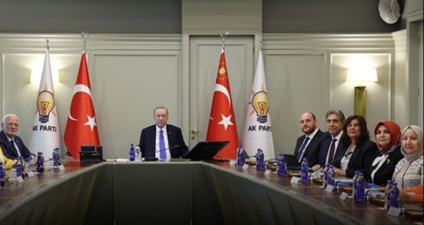 Çerçioğlu Erdoğan’la aynı kareye girmek için ön sandalyeyi kaptı