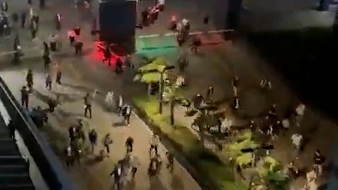 CHP İstanbul il binası önündeki polis ablukasını aşan vatandaşlar il binasına ulaştı