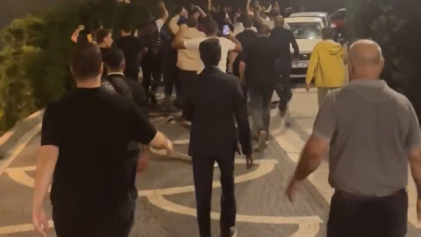 CHP İstanbul il binası önündeki polis ablukasını aşan vatandaşlar il binasına ulaştı