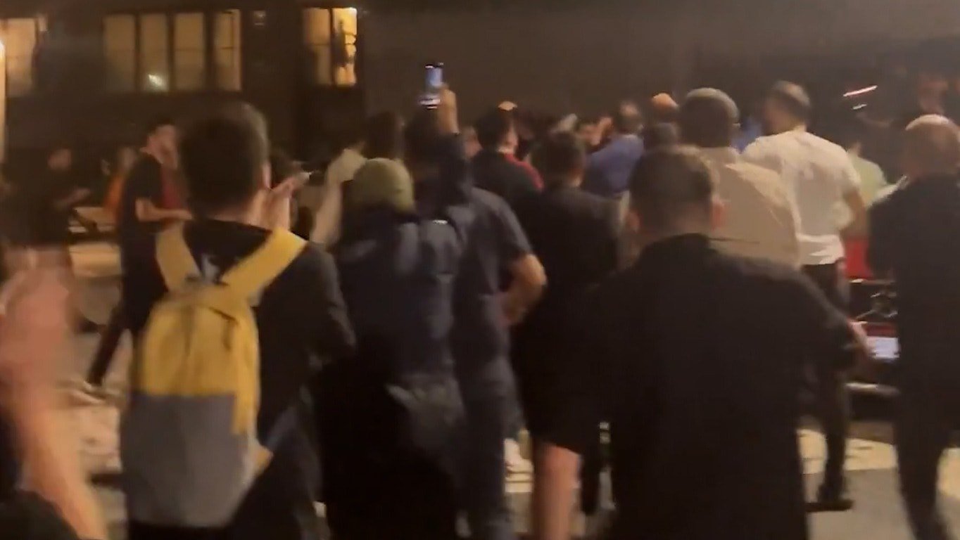 CHP İstanbul il binası önündeki polis ablukasını aşan vatandaşlar il binasına ulaştı