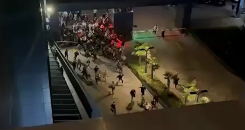 CHP İstanbul il binası önündeki polis ablukasını aşan vatandaşlar il binasına ulaştı