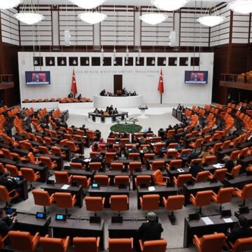 CHP’nin masasındaki anket doğru çıkarsa Meclis’te sadece 2 parti kalacak!